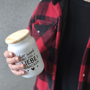 Hier wird mit viel Liebe gebacken Keksdose mit Herzen