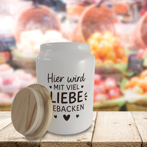 Hier wird mit viel Liebe gebacken Keksdose mit Herzen