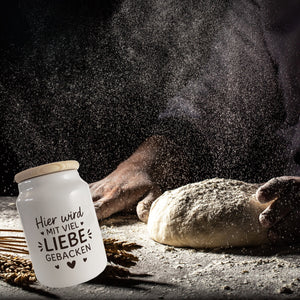 Hier wird mit viel Liebe gebacken Keksdose mit Herzen