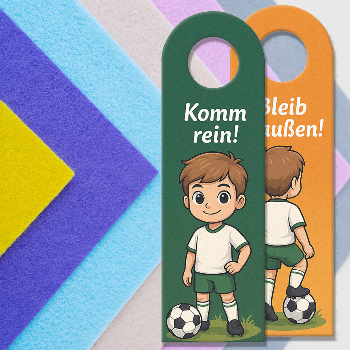 Junge mit Fußball Bleib draußen! Komm rein! Türhänger