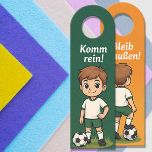 Junge mit Fußball Bleib draußen! Komm rein! Türhänger