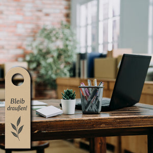 Modernes Blattdesign Bleib draußen! Komm rein! Türhänger