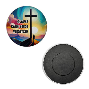 Berg mit Kreuz Magnet rund mit Spruch: Der Glaube kann Berge versetzen