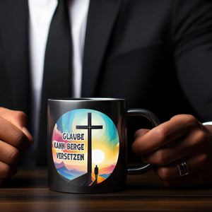 Berg mit Kreuz Tasse in Schwarz mit Spruch: Glaube kann Berge versetzen