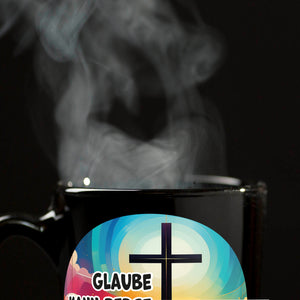 Berg mit Kreuz Tasse in Schwarz mit Spruch: Glaube kann Berge versetzen