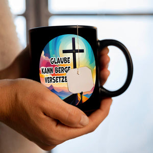 Berg mit Kreuz Tasse in Schwarz mit Spruch: Glaube kann Berge versetzen