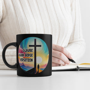 Berg mit Kreuz Tasse in Schwarz mit Spruch: Glaube kann Berge versetzen