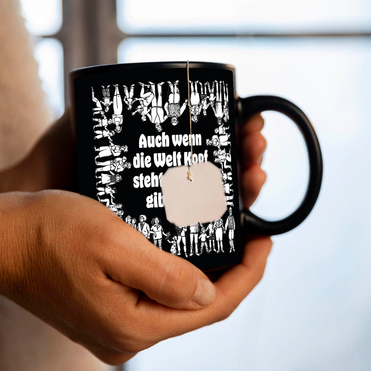 Familie Tasse in Schwarz mit Spruch: Familie gibt Halt, egal was passiert!