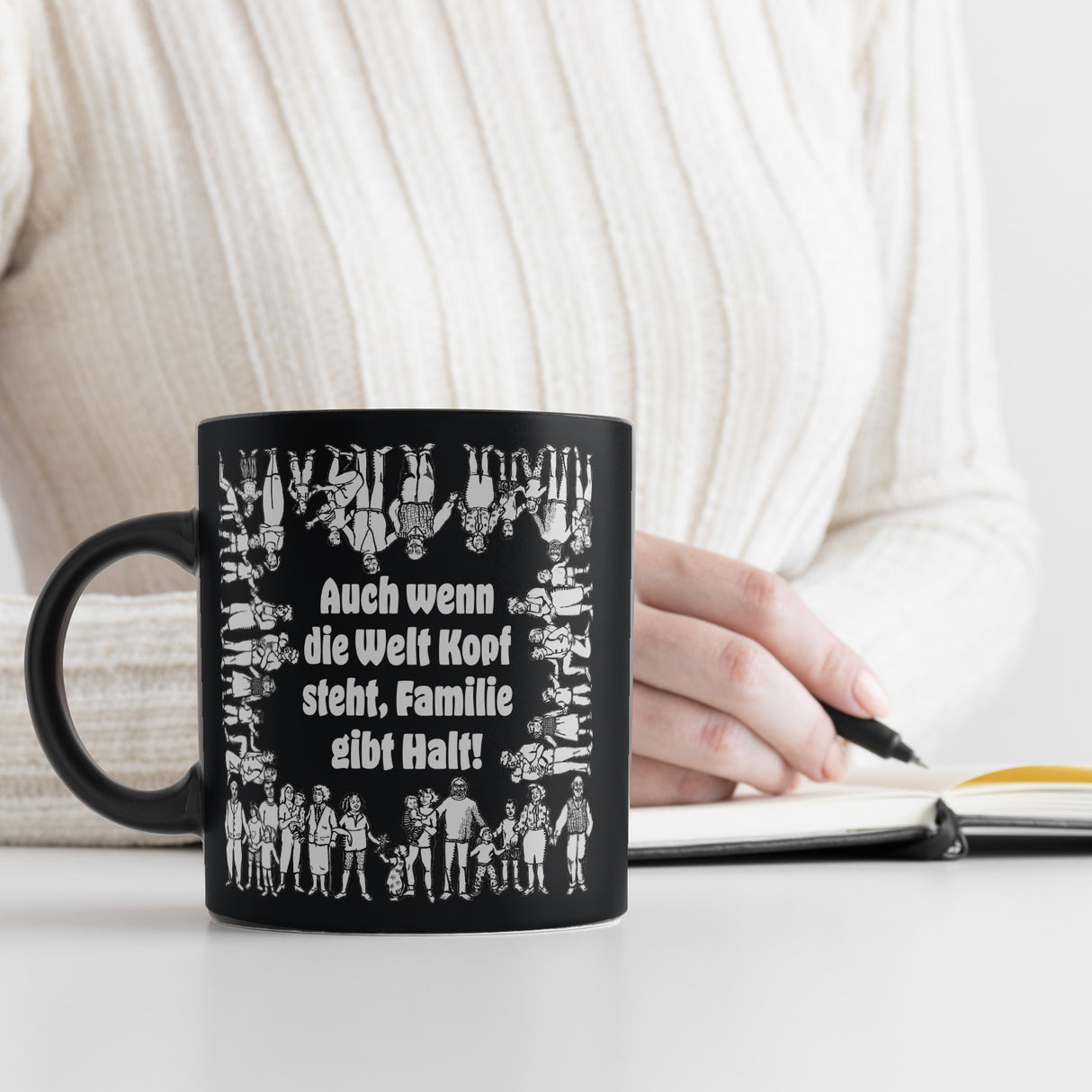 Familie Tasse in Schwarz mit Spruch: Familie gibt Halt, egal was passiert!