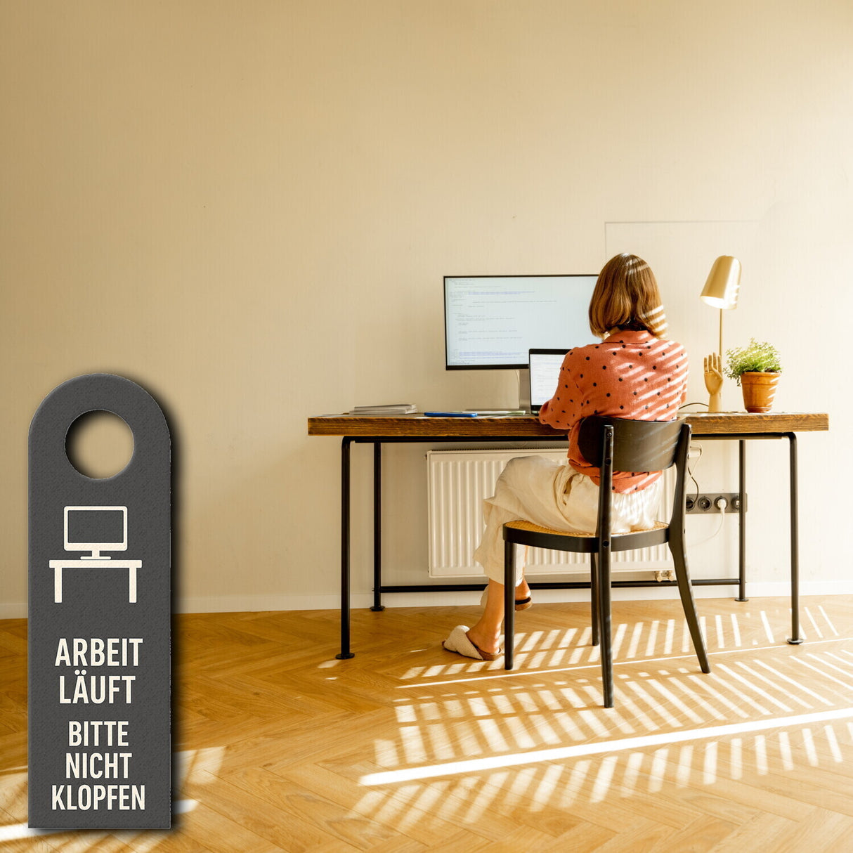 Arbeit läuft Feierabend willkommen Türhänger Computerbildschirm Sofa