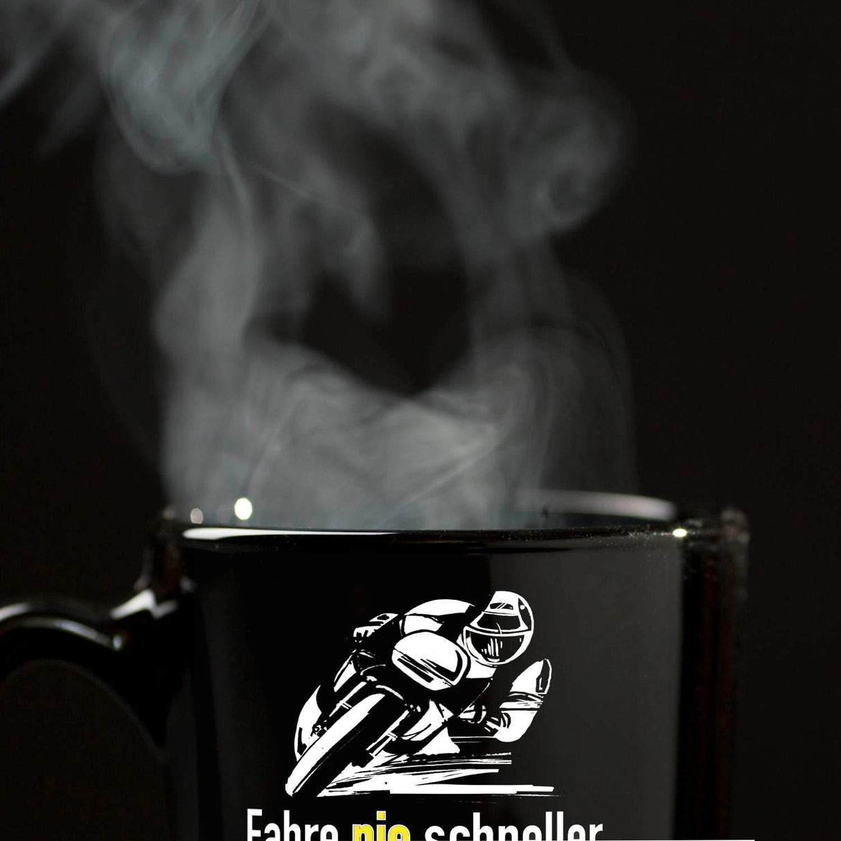 Motorradfahrer Tasse in Schwarz mit Spruch: Fahr nie schneller als dein Schutzengel!