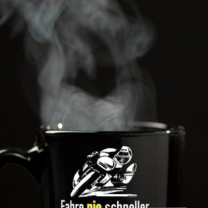 Motorradfahrer Tasse in Schwarz mit Spruch: Fahr nie schneller als dein Schutzengel!