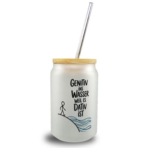 Genitiv ins Wasser, weil es Dativ ist Trinkglas mit Bambusdeckel Grammatik Witz