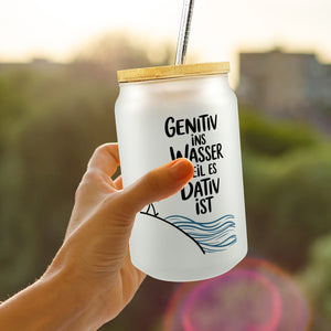 Genitiv ins Wasser, weil es Dativ ist Trinkglas mit Bambusdeckel Grammatik Witz