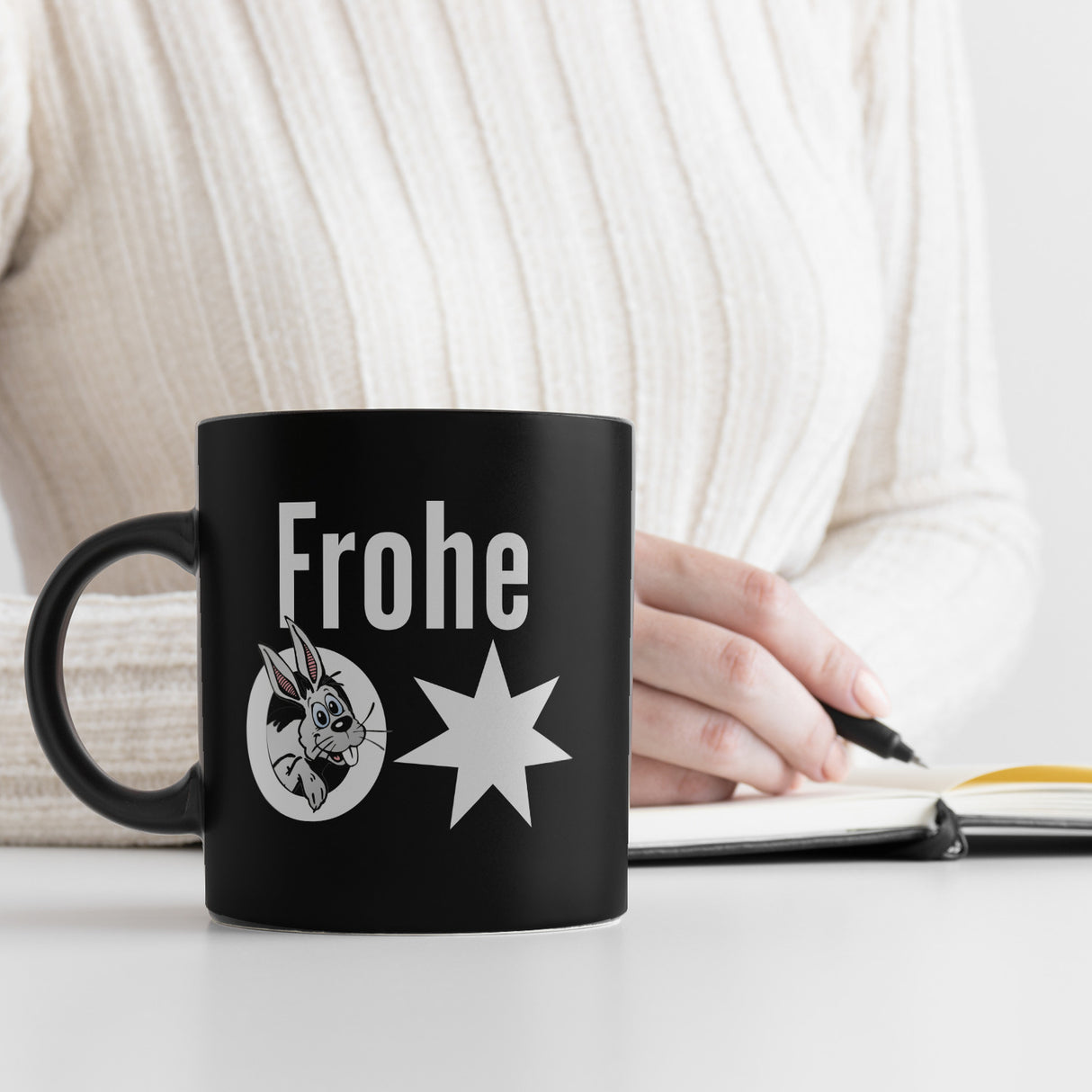 Osterhase Tasse in Schwarz mit Spruch: Frohe Ostern