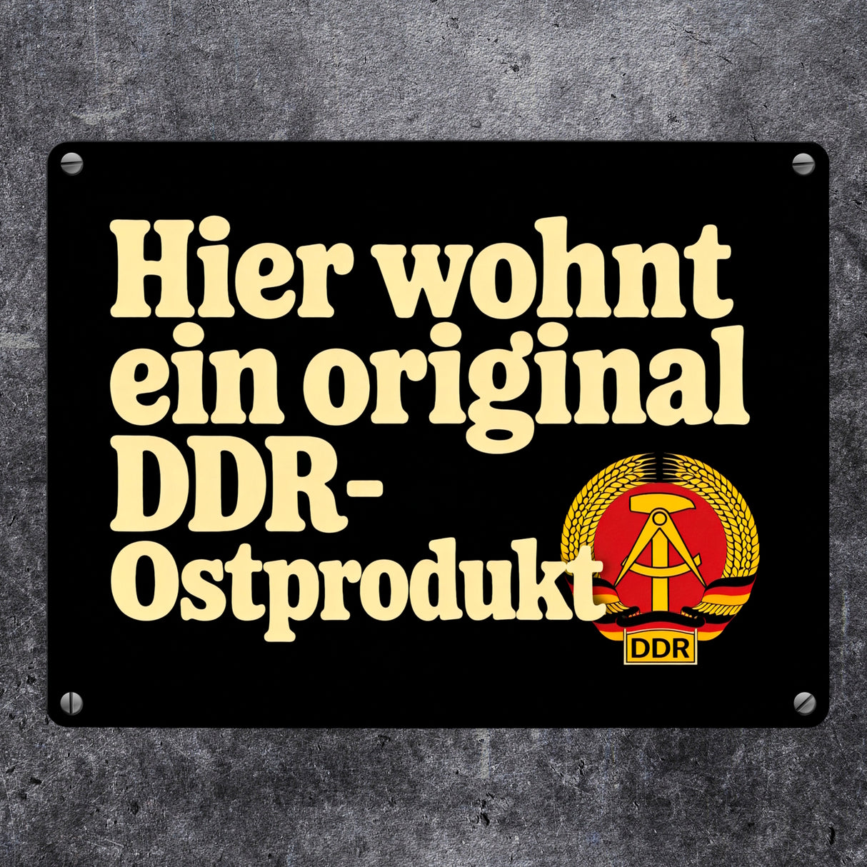 Hier wohnt ein original DDR-Ostprodukt Metallschild in 15x20 cm mit Wappen