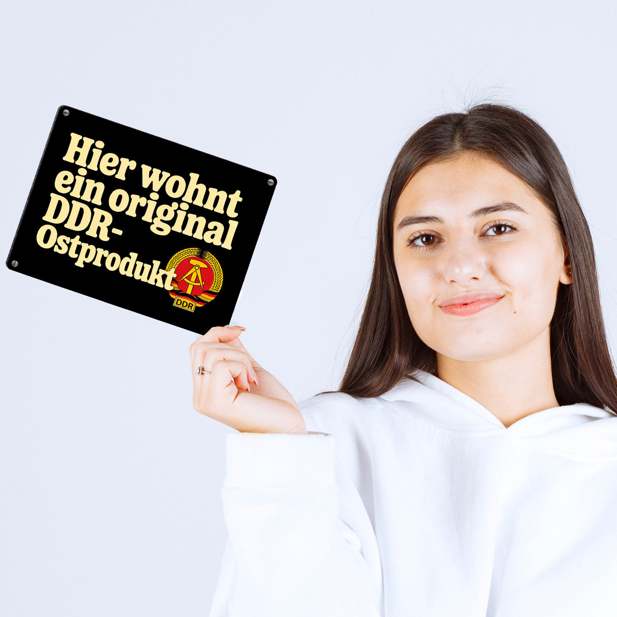 Hier wohnt ein original DDR-Ostprodukt Metallschild in 15x20 cm mit Wappen