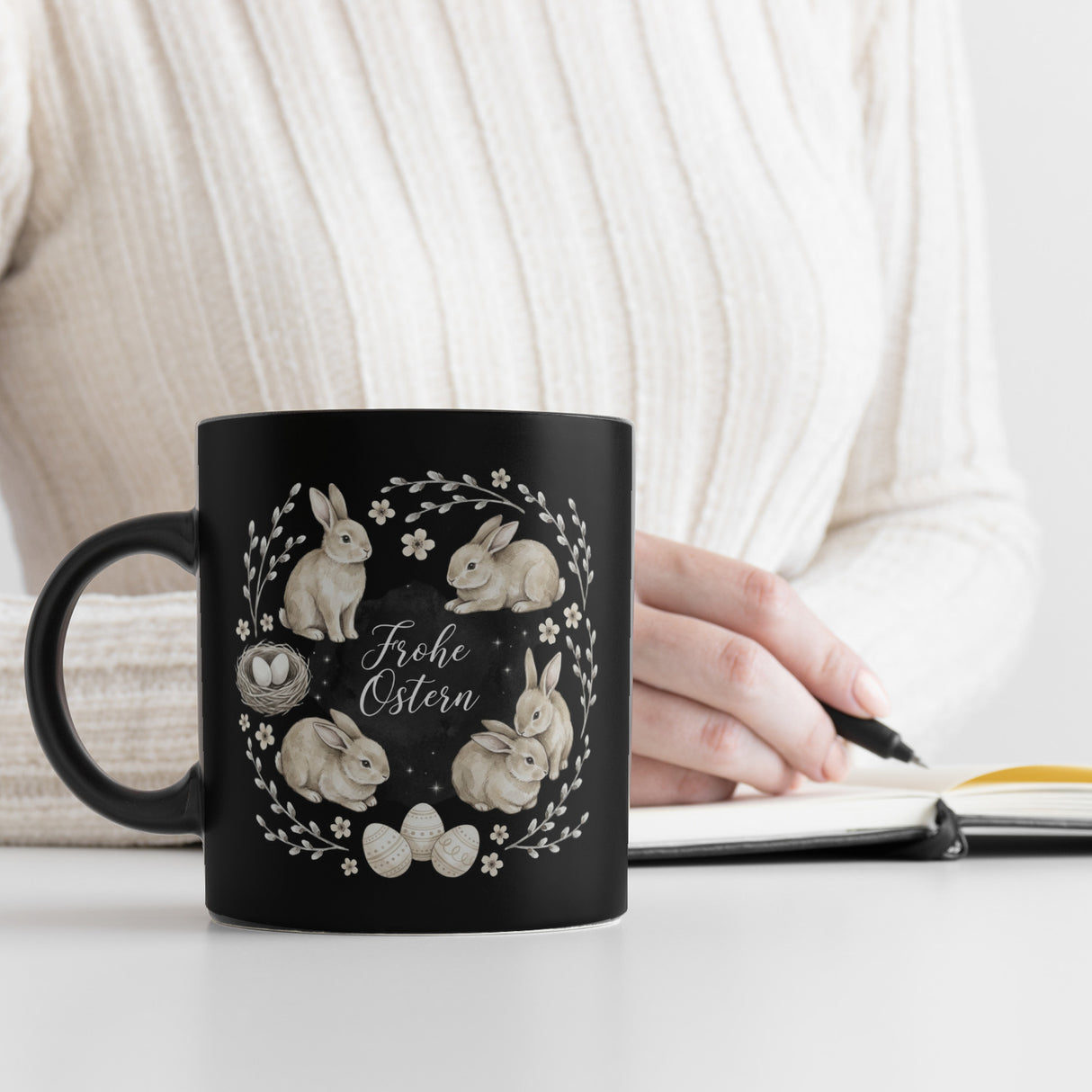 Frohe Ostern Kaffeebecher Haselnussfarbene Kaninchen mit Nest