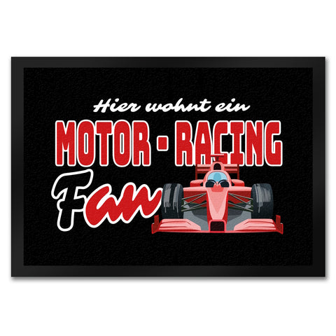 Sportwagen Fußmatte in 35x50 cm mit Spruch: Hier wohnt ein Motor-Racing Fan