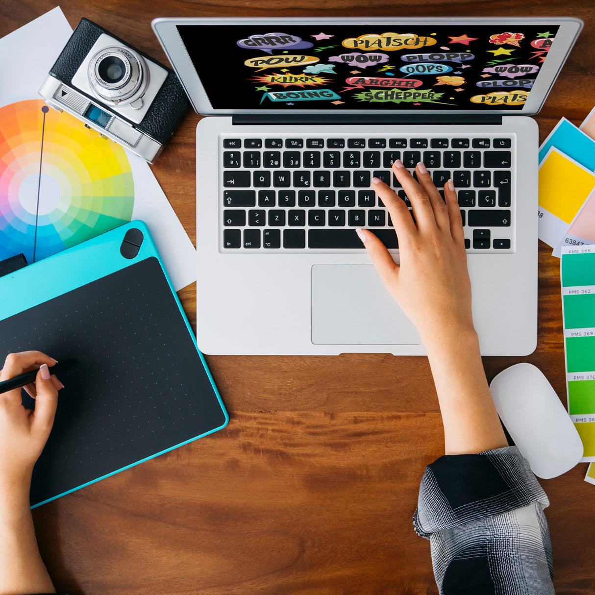 Comic Tasse in Schwarz mit Spruch: Unfallgeräusche: Alles schiefgelaufen!