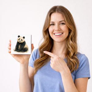 Pandaglück sitzender Panda Holzbild in 10x10 cm zum Stellen oder Aufhängen
