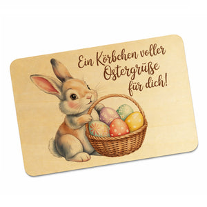 Ein Körbchen voller Ostergrüße Postkarte aus Holz mit Osterhase