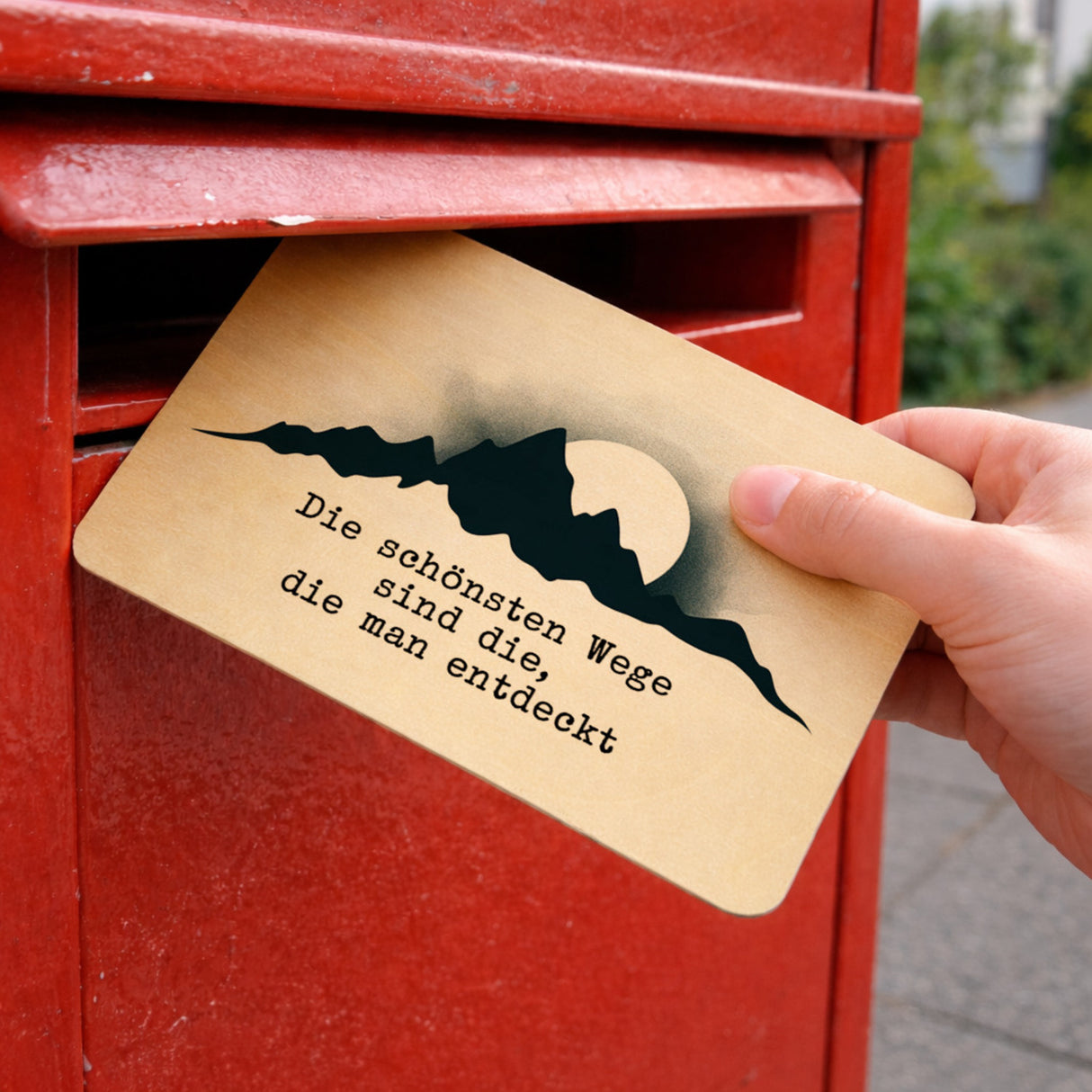 Bergsilhouette Die schönsten Wege Postkarte aus Holz