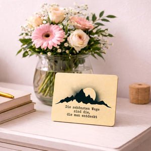 Bergsilhouette Die schönsten Wege Postkarte aus Holz