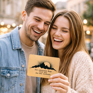 Bergsilhouette Die schönsten Wege Postkarte aus Holz