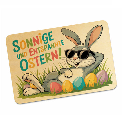 Cooler Osterhase Postkarte aus Holz Sonnige und entspannte Ostern
