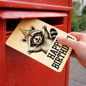 Cartoon-Waschbär Happy Birthday! Postkarte aus Holz