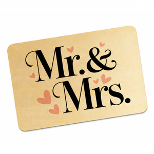 Mr. & Mrs. Postkarte aus Holz mit romantischem Herz-Design