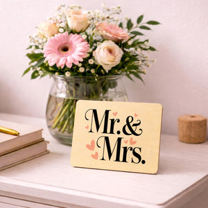 Mr. & Mrs. Postkarte aus Holz mit romantischem Herz-Design