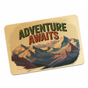 Adventure Awaits Bergpanorama Postkarte aus Holz