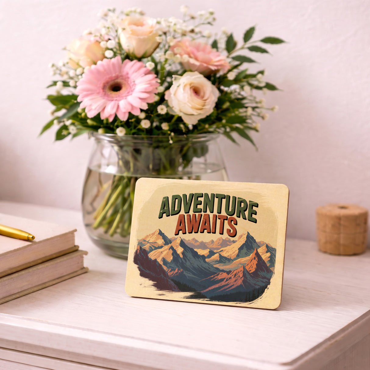 Adventure Awaits Bergpanorama Postkarte aus Holz