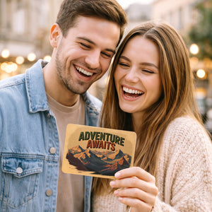 Adventure Awaits Bergpanorama Postkarte aus Holz