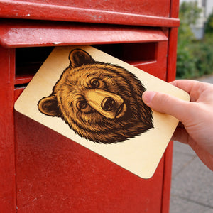 Braunbär Postkarte aus Holz für Naturliebhaber