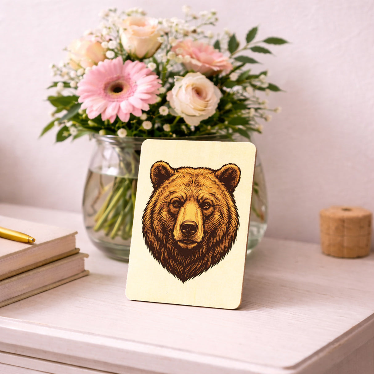 Braunbär Postkarte aus Holz für Naturliebhaber