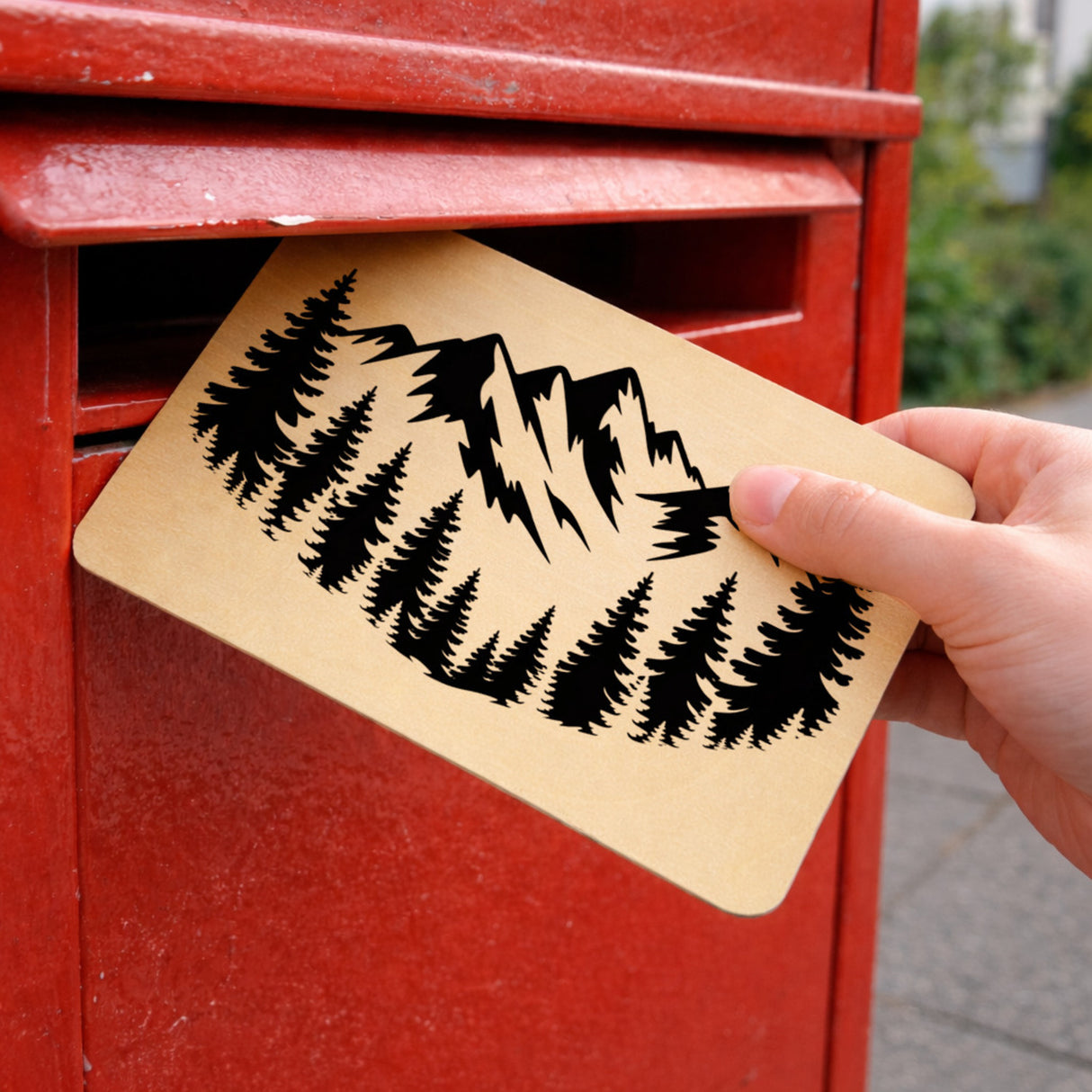 Berge und Wald Postkarte aus Holz für Naturfreunde