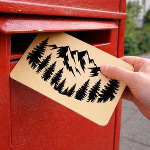 Berge und Wald Postkarte aus Holz für Naturfreunde