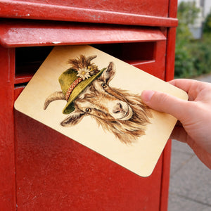 Ziege mit alpenländischem Trachtenhut Postkarte aus Holz