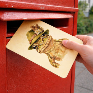 Grasfrosch mit alpenländischem Trachtenhut Postkarte aus Holz