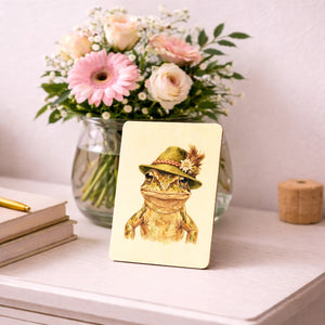 Grasfrosch mit alpenländischem Trachtenhut Postkarte aus Holz