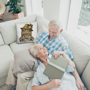 Erdkröte mit alpenländischem Trachtenhut Kissen