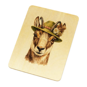 Gämse mit alpenländischem Trachtenhut Postkarte aus Holz