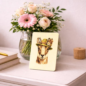 Gämse mit alpenländischem Trachtenhut Postkarte aus Holz