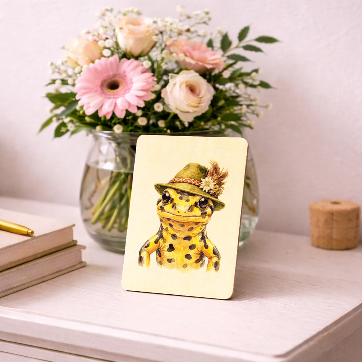 Feuersalamander mit alpenländischem Trachtenhut Postkarte aus Holz