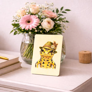 Feuersalamander mit alpenländischem Trachtenhut Postkarte aus Holz