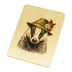 Dachs mit alpenländischem Trachtenhut Postkarte aus Holz