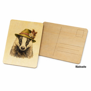 Dachs mit alpenländischem Trachtenhut Postkarte aus Holz
